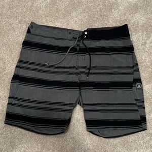 Men’s Volcom Mod-Tech Black and Gray Board Shorts Size 40